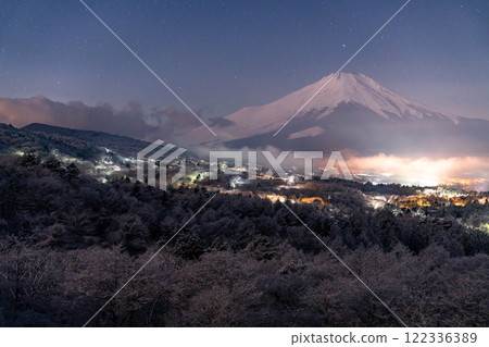 <<Yamanashi Prefecture>> View of Mt. Fuji in winter and snow-covered Lake Yamanaka Panorama Platform <<Yamanashi Prefecture>> View of Mt. Fuji in winter and snow-covered Lake Yamanaka Panorama Platform 122336389