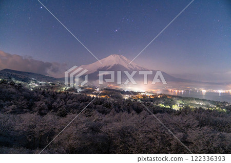 <<Yamanashi Prefecture>> View of Mt. Fuji in winter and snow-covered Lake Yamanaka Panorama Platform 122336393
