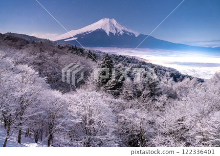 <Yamanashi Prefecture> View of Mt. Fuji in winter and snow-covered Nijumagari Pass <Yamanashi Prefecture> View of Mt. Fuji in winter and snow-covered Nijumagari Pass 122336401