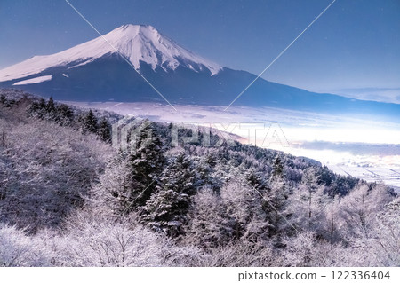 <Yamanashi Prefecture> View of Mt. Fuji in winter and snow-covered Nijumagari Pass <Yamanashi Prefecture> View of Mt. Fuji in winter and snow-covered Nijumagari Pass 122336404