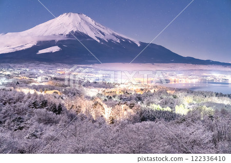 【山梨縣】冬季的富士山和白雪皚皚的山中湖全景平台 122336410
