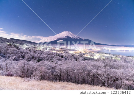 <<Yamanashi Prefecture>> View of Mt. Fuji in winter and snow-covered Lake Yamanaka Panorama Platform 122336412