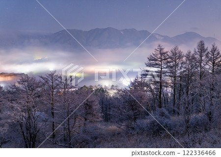 <<Yamanashi Prefecture>> Snow scenery of Yamanakako Village in winter 122336466