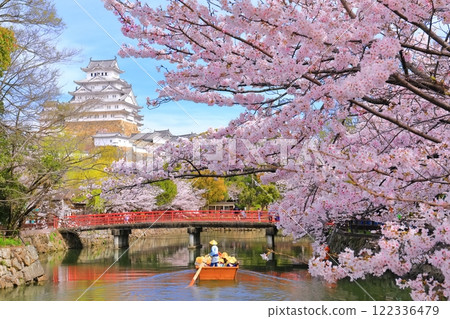 [Hyogo Prefecture] Sakura in full bloom and Japanese boat at Himeji Castle 122336479