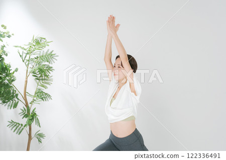 30多歲的女性練習瑜伽 122336491