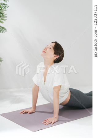 做太陽致敬姿勢的女人 做太陽致敬姿勢的女人 122337115