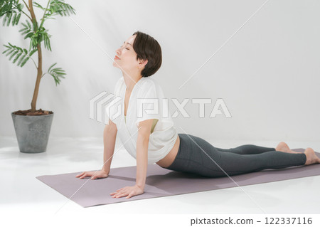 做太陽致敬姿勢的女人 做太陽致敬姿勢的女人 122337116