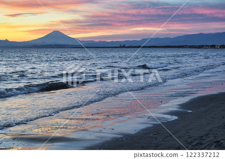 江之島片瀨西濱海灘和富士山的夜景(神奈川縣藤澤市) 江之島片瀨西濱海灘和富士山的夜景(神奈川縣藤澤市) 122337212