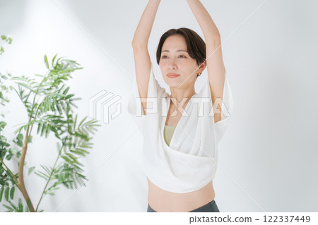 30多歲的女性練習瑜伽 30多歲的女性練習瑜伽 122337449