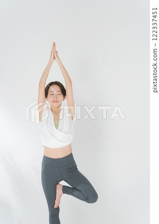 30多歲的女性練習瑜伽 122337451