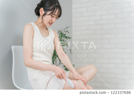 亞洲女性腳後跟和鞋底打磨乾燥 亞洲女性腳後跟和鞋底打磨乾燥 122337686