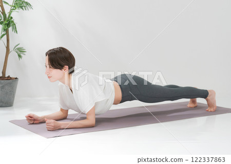 Woman doing muscle training 122337863