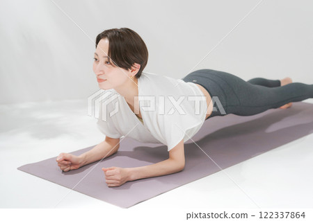 Woman doing muscle training 122337864