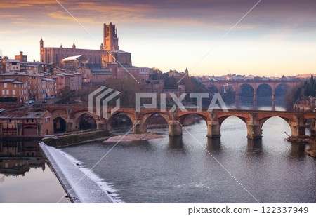 Albi Cathedral and Pont Vieux over river Tarn Albi Cathedral and Pont Vieux over river Tarn 122337949