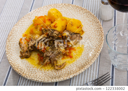 Stewed chicken pieces with potato and vegetables Stewed chicken pieces with potato and vegetables 122338002