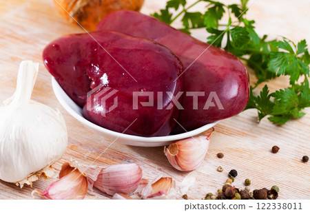 Raw pork kidneys 122338011