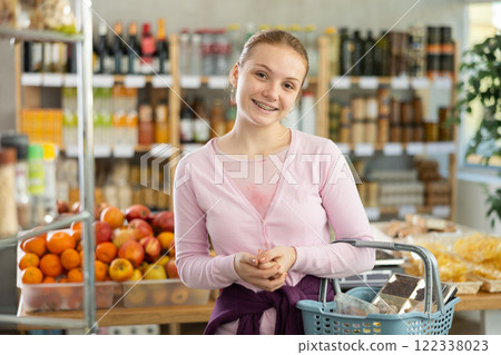 Young girl choosing food in grocery store Young girl choosing food in grocery store 122338023