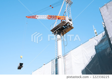 建築施工現場晴朗的天空和塔式起重機吊掛材料淺色調 建築施工現場晴朗的天空和塔式起重機吊掛材料淺色調 122338225