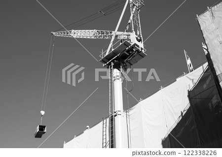 建築工地、晴天和塔式起重機提升材料,單色 建築工地、晴天和塔式起重機提升材料,單色 122338226