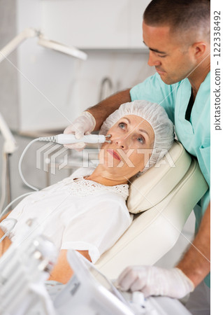 doctor uses RF lifting 122338492