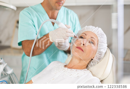 doctor uses hydrogen oxygen cleaning 122338586