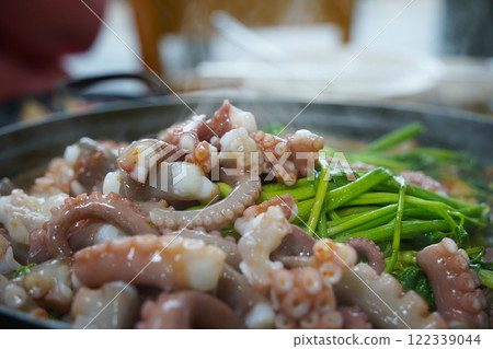 A Korean health food made with whole octopus and vegetables 122339044