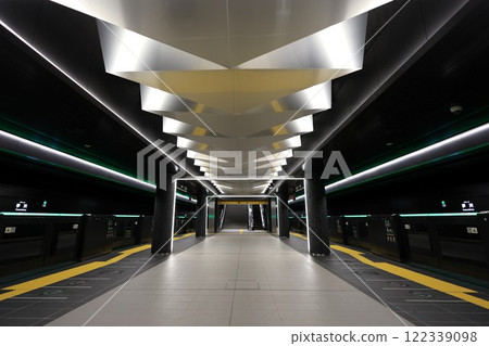 [Osaka Metro] Yumeshima Station platform (Chuo Line) 122339098