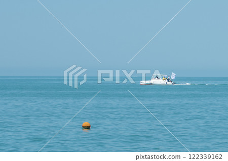 Tourists on a pleasure boat sailing on the sea on a sunny day. 122339162