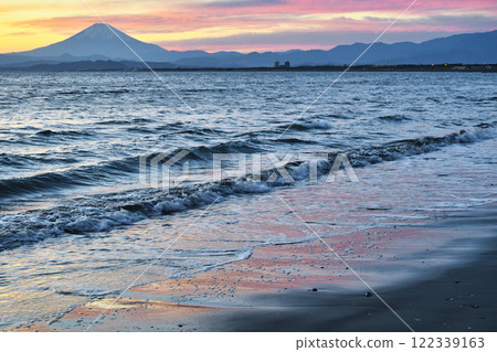 江之島片瀨西濱海灘和富士山的夜景(神奈川縣藤澤市) 江之島片瀨西濱海灘和富士山的夜景(神奈川縣藤澤市) 122339163