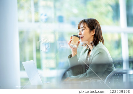 Woman working on a computer Woman working in a cafe 122339198