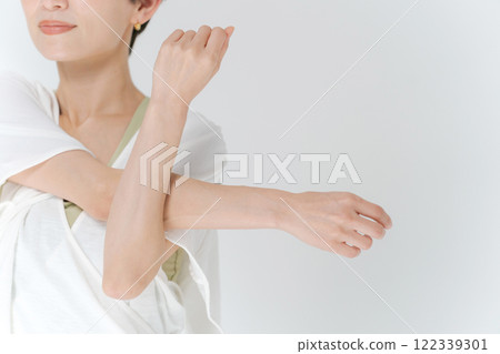 Women stretching 122339301