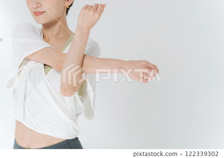 Women stretching 122339302
