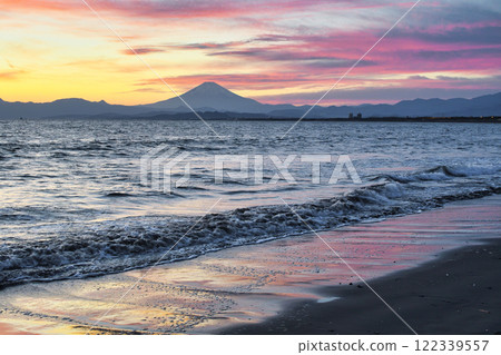 江之島片瀨西濱海灘和富士山的夜景(神奈川縣藤澤市) 江之島片瀨西濱海灘和富士山的夜景(神奈川縣藤澤市) 122339557