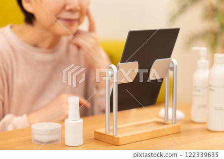 中高級女性在冬夜房間做皮膚護理 中高級女性在冬夜房間做皮膚護理 122339635