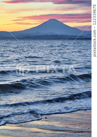江之島片瀨西濱海灘和富士山的夜景(神奈川縣藤澤市) 江之島片瀨西濱海灘和富士山的夜景(神奈川縣藤澤市) 122339678