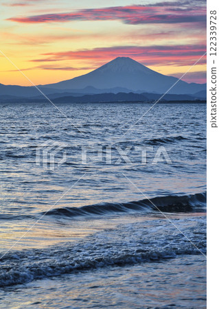 江之島片瀨西濱海灘和富士山的夜景(神奈川縣藤澤市) 江之島片瀨西濱海灘和富士山的夜景(神奈川縣藤澤市) 122339728