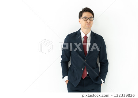 穿著西裝的男人 122339826