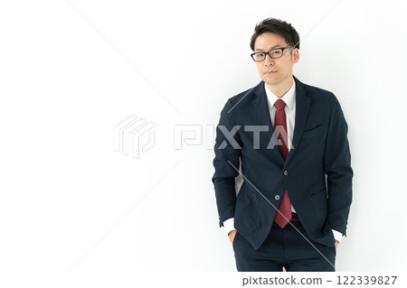 穿著西裝的男人 122339827