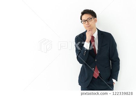 穿著西裝的男人 穿著西裝的男人 122339828