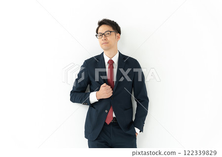 穿著西裝的男人 122339829