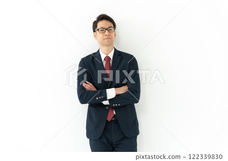 穿著西裝的男人 穿著西裝的男人 122339830