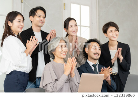 Applauding businessmen and career women 122339860