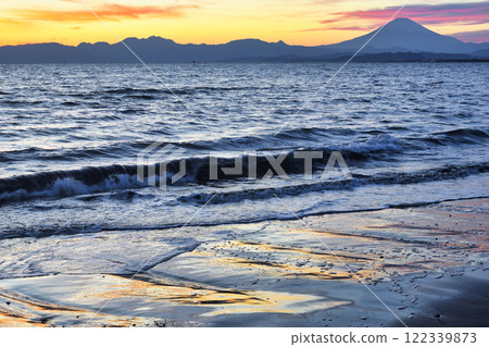 Enoshima: Evening view of Katase Nishihama Beach and Mt. Fuji (Fujisawa City, Kanagawa Prefecture) 122339873