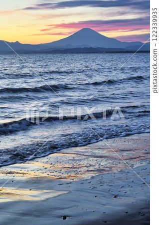 Enoshima: Evening view of Katase Nishihama Beach and Mt. Fuji (Fujisawa City, Kanagawa Prefecture) Enoshima: Evening view of Katase Nishihama Beach and Mt. Fuji (Fujisawa City, Kanagawa Prefecture) 122339935