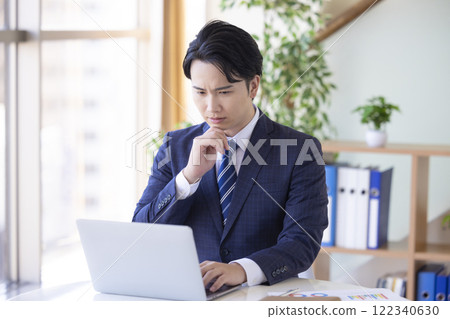 Business desk work man thinking 122340630