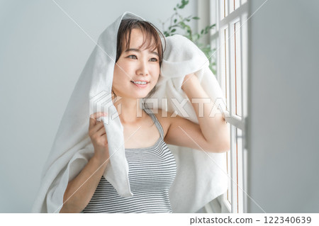早上洗完澡洗頭後用毛巾擦乾頭髮的亞洲女性 122340639