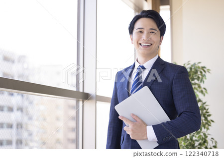 穿著西裝的年輕人 穿著西裝的年輕人 122340718