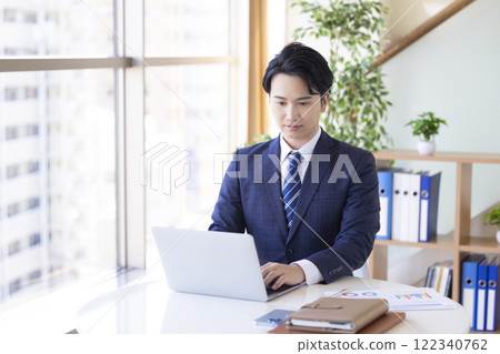 商務辦公桌工作年輕人工作 商務辦公桌工作年輕人工作 122340762