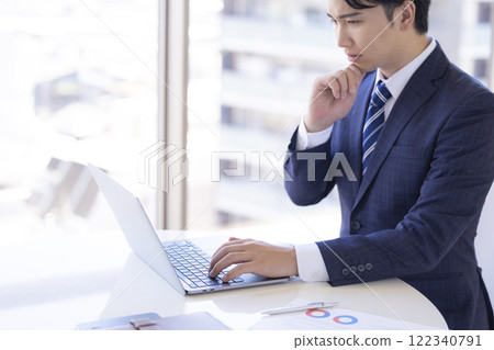 商務辦公桌工作人思考 商務辦公桌工作人思考 122340791