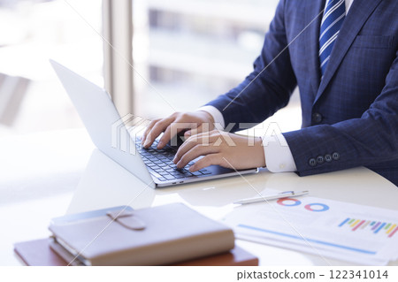 業務：操作筆記型電腦的人的手 122341014
